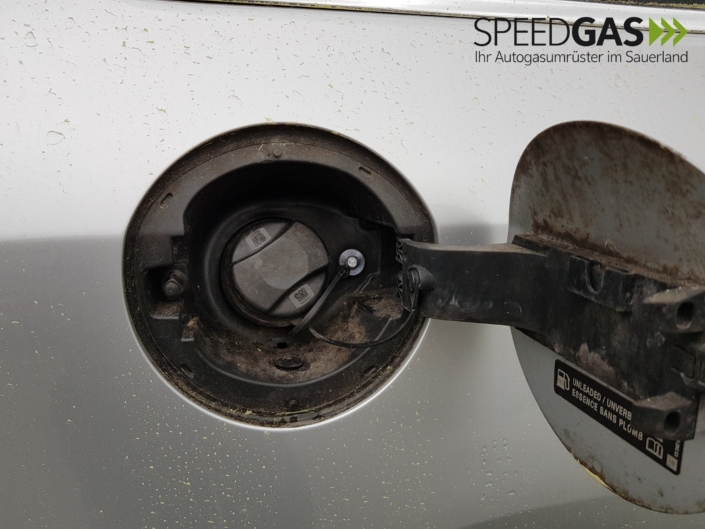 Opel Astra 1.4 Autogas Betankung hinter der Tankklappe